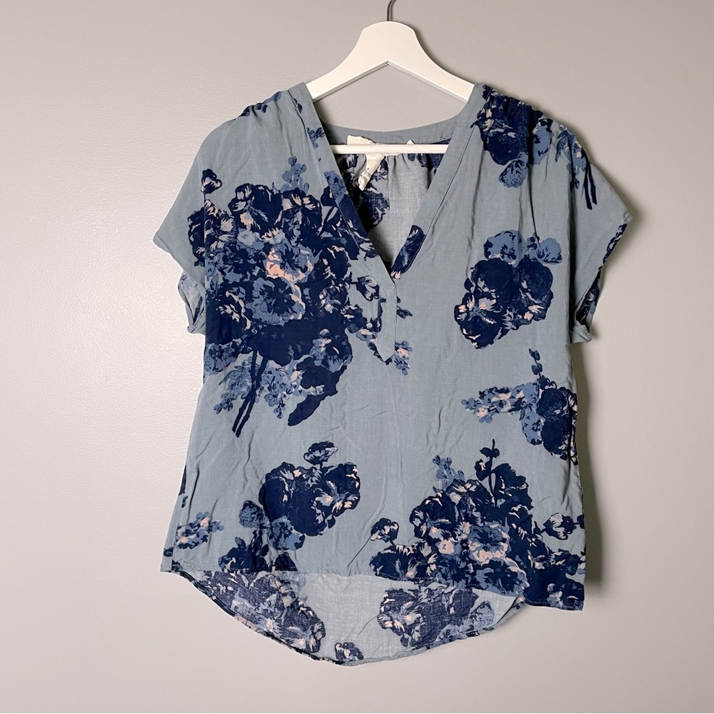 Label of graded goods H&M LOGG blue floral short sleeve top